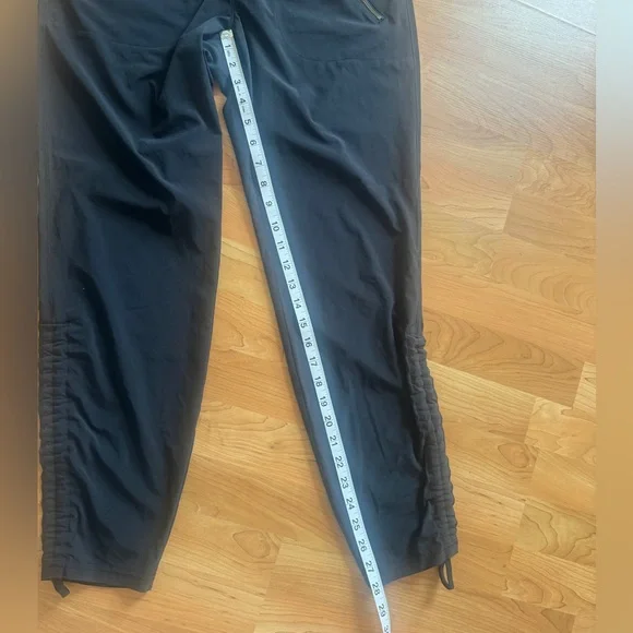 Athleta Aspire Cinch Leg Ankle Pant in Flint
Gray- 4 - Picture 7 of 7